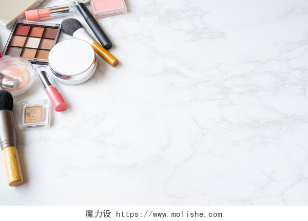 白色桌子上的化妆品放在大理石盘上的一套化妆工具的鸟瞰图